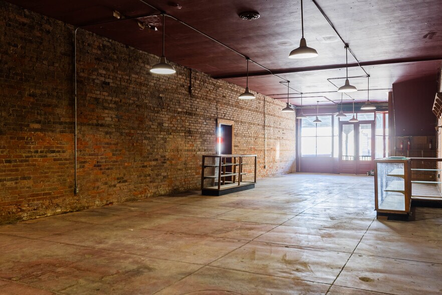 More Photos Of 135 Main St, Smiths Grove Storefront For Sale