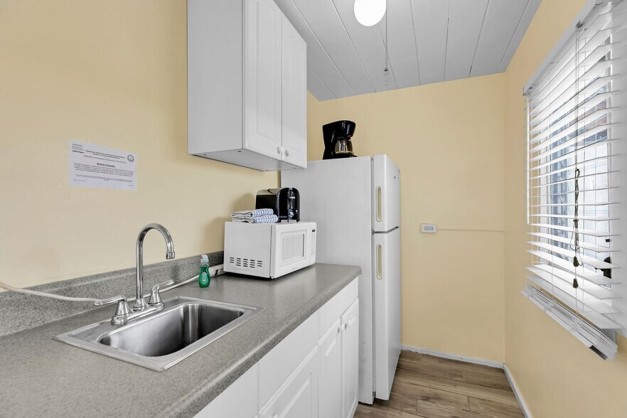 More Photos Of 243 61st St, Marathon Hotel For Sale