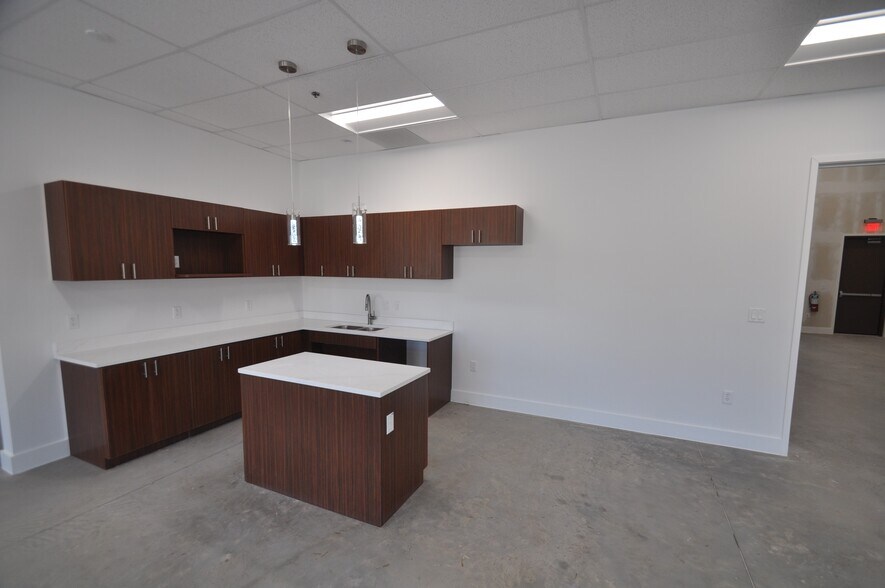 More Photos Of 10555 N County Rd, Frisco Showroom For Lease