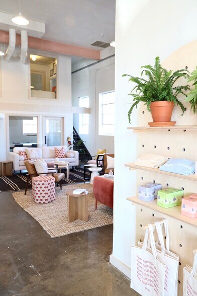 More Photos Of 633-635 W Davis St, Dallas Freestanding For Lease