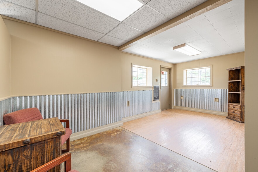 More Photos Of 530 Seydler st, Gonzales Office For Sale