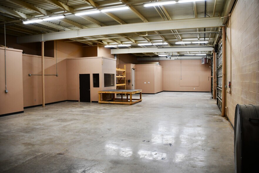 More Photos Of 10906 Laureate Dr, San Antonio Showroom For Lease