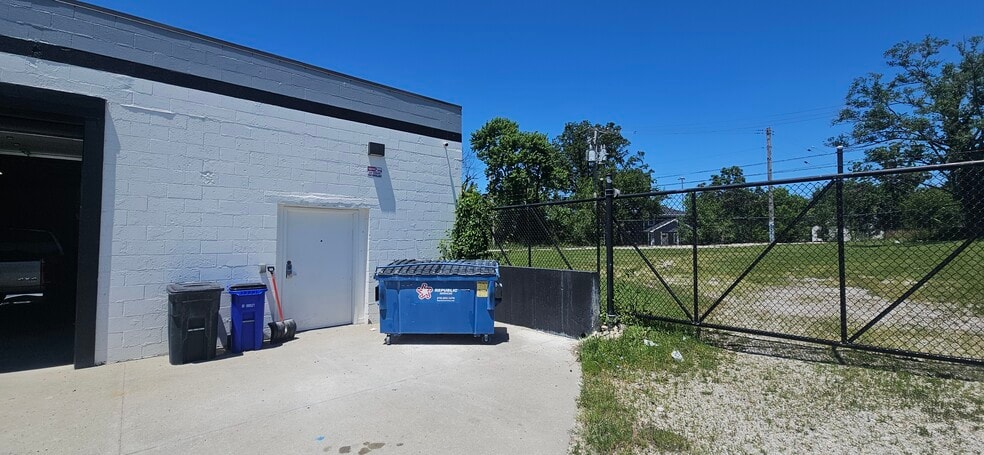 More Photos Of 7304 Sni-A-Bar Rd, Kansas City Warehouse For Sale