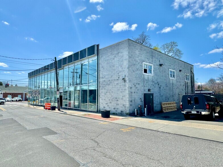 More Photos Of 115 E Main St, Smithtown Storefront For Sale