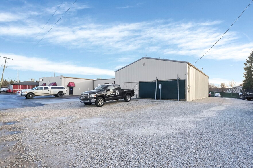 More Photos Of 187-189 W Johnstown Rd, Gahanna Warehouse For Lease
