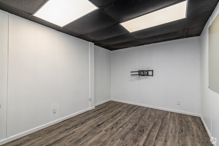 More Photos Of 625 Industrial Blvd, Austin Warehouse For Lease