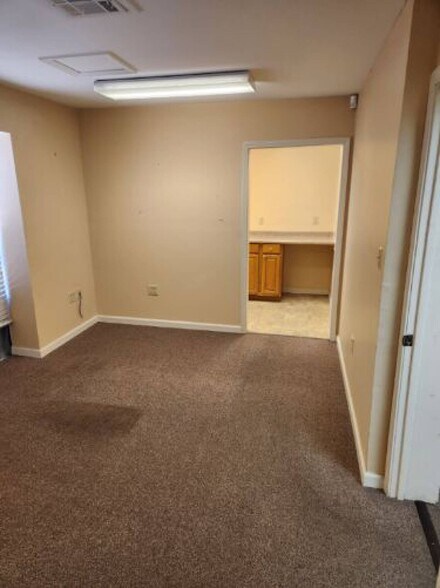 More Photos Of 502 Twin Bridges Rd, Alexandria Self Storage For Lease