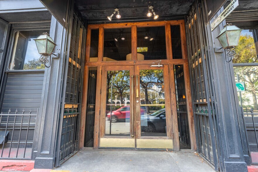 More Photos Of 7-9 E Bay St, Savannah Bar For Sale