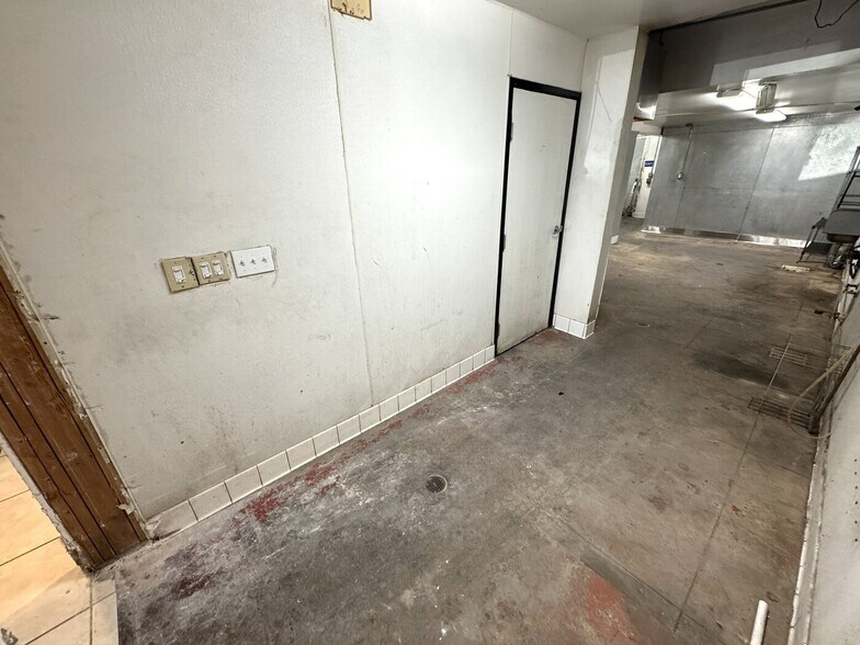 More Photos Of 223-231 E 9th St, Los Angeles Storefront For Lease