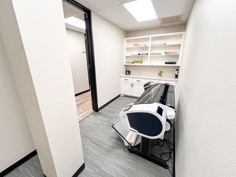 More Photos Of 3300 N A St, Midland Office For Lease