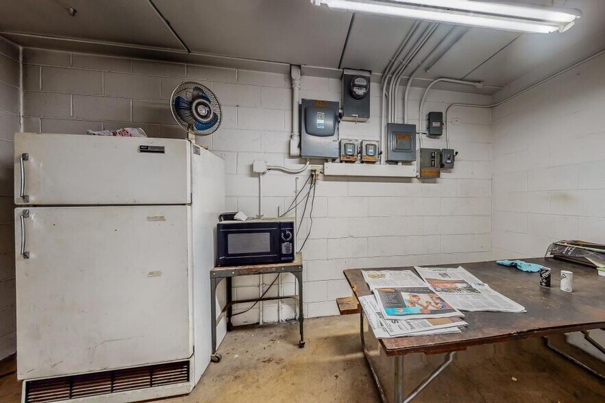 More Photos Of 206 N Highway Ave, Blooming Prairie Service For Sale