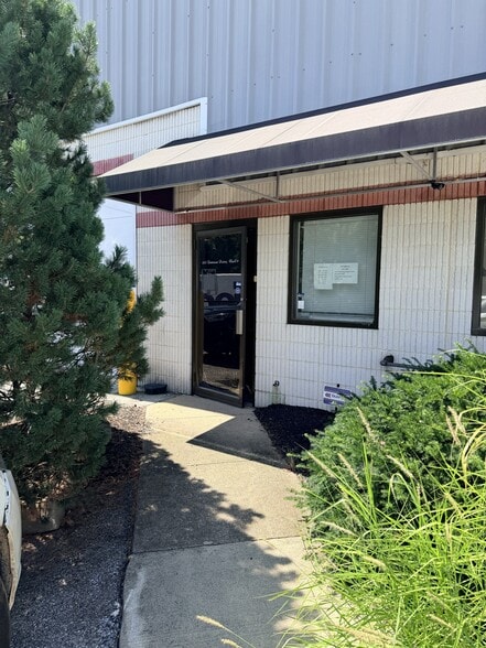 More Photos Of 825 Dawson Dr, Newark Warehouse For Lease
