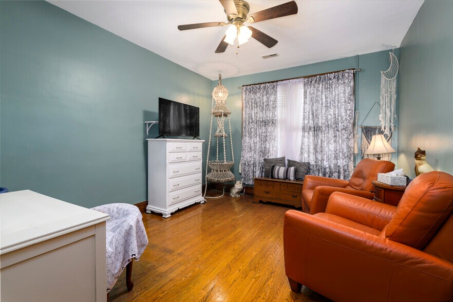 More Photos Of 5001 Pernod Ave, Saint Louis Flex For Sale