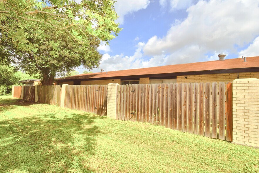 More Photos Of 402 S Tyler St, Beeville Apartments For Sale