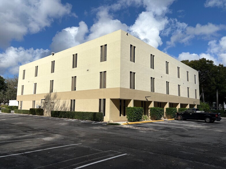 Primary Photo Of 900 NW 13th St, Boca Raton Medical For Lease