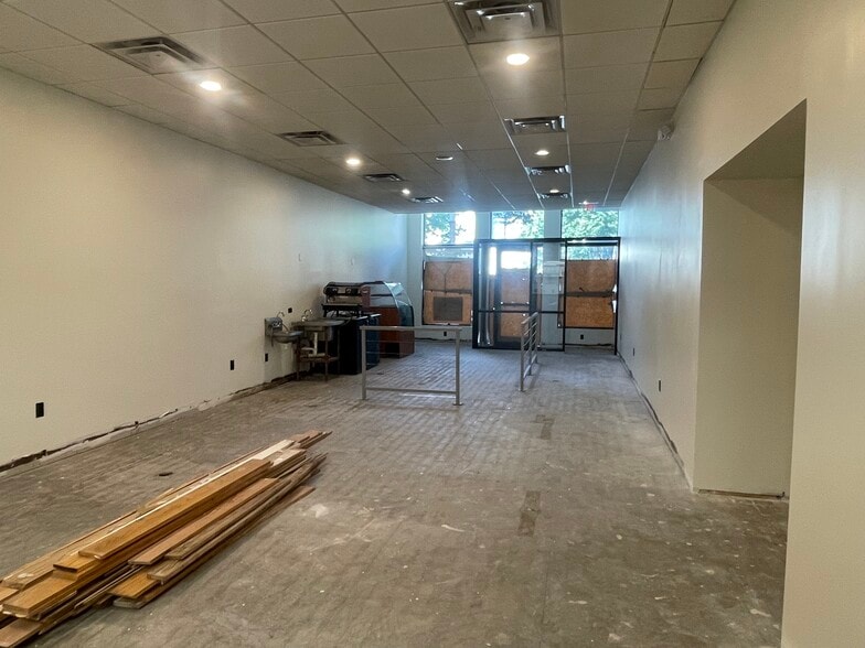 More Photos Of 208 N Walnut St, Bloomington Storefront Retail Office For Lease