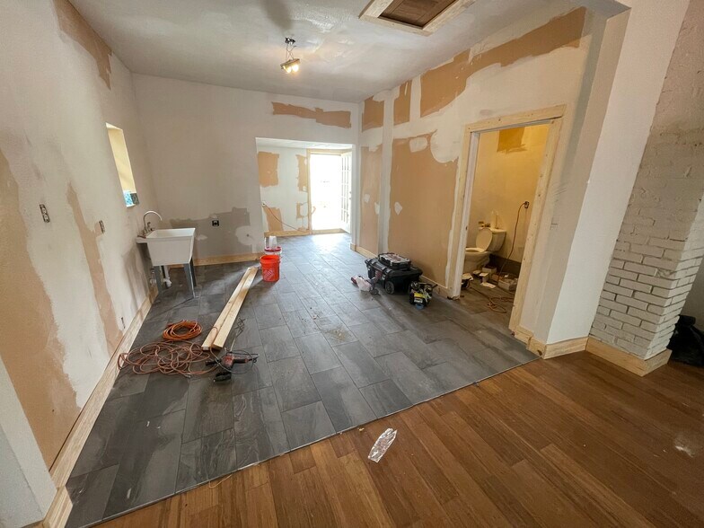 More Photos Of 304 S Lockwood Dr, Houston Storefront Retail Office For Lease
