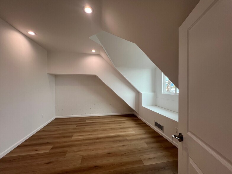 More Photos Of 7053 Owensmouth Ave, Canoga Park Office For Lease