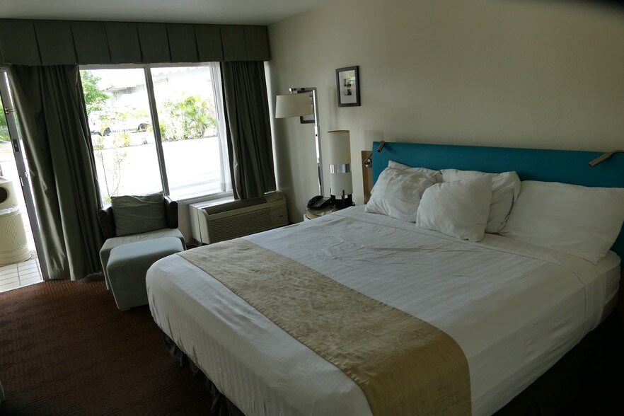 More Photos Of 990 N Homestead Blvd, Homestead Hotel For Sale