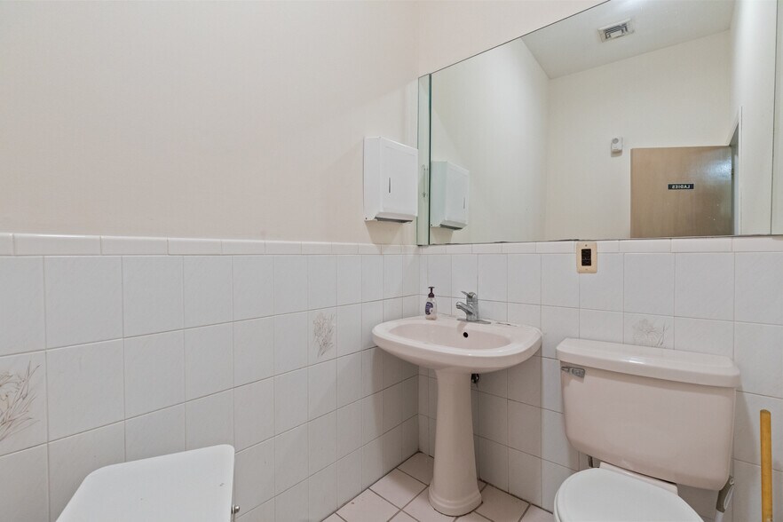 More Photos Of 15 Hamburg Tpke, Bloomingdale Office For Sale