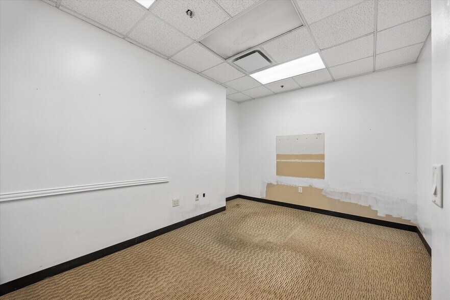More Photos Of 4450 E Sam Houston Pky S, Pasadena General Retail For Lease