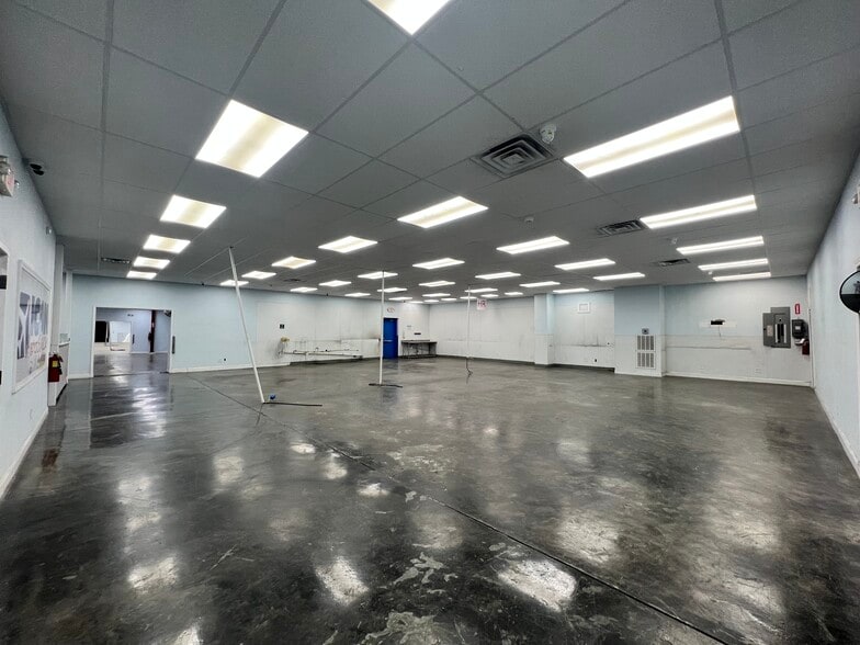 More Photos Of 2613-2617 Executive Point Dr, Monroe Showroom For Lease
