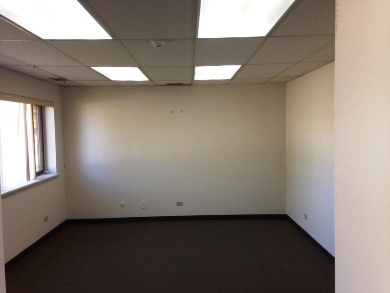More Photos Of 578 Rock Rd, East Dundee Warehouse For Lease