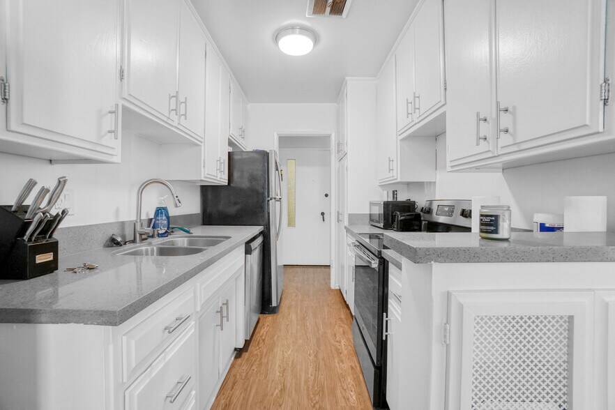 More Photos Of 8011 Romaine St, Los Angeles Apartments For Sale