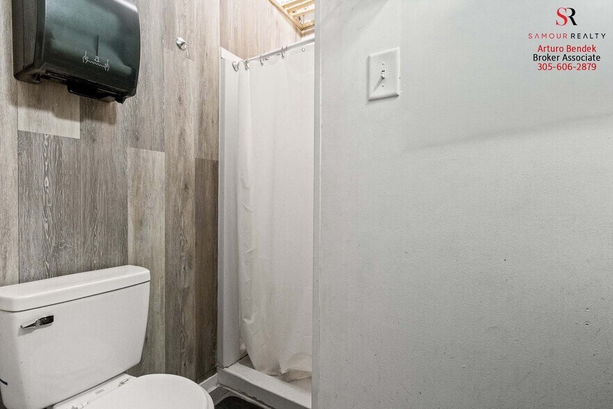 More Photos Of 1723-1745 W 37th St, Hialeah Showroom For Sale