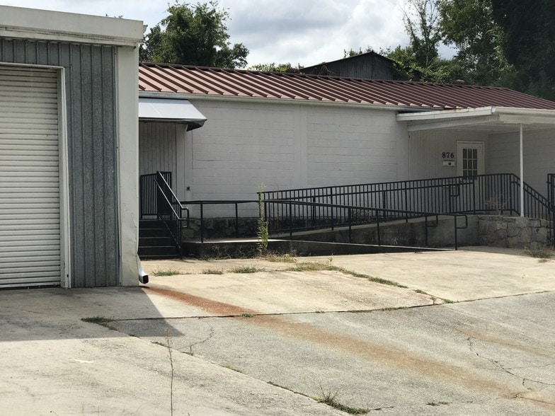 More Photos Of 876 Montreal Rd, Clarkston Warehouse For Lease