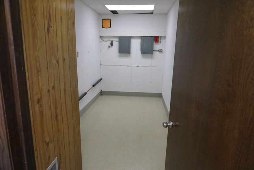 More Photos Of 1109 Meade Ave, Prosser Office For Lease