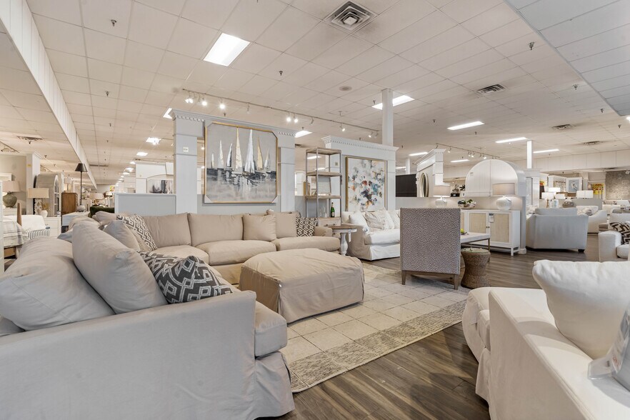 More Photos Of 27220 Us Highway 98, Daphne Showroom For Sale