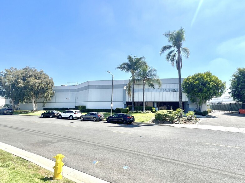 More Photos Of 17050-17100 S Margay Ave, Carson Warehouse For Lease