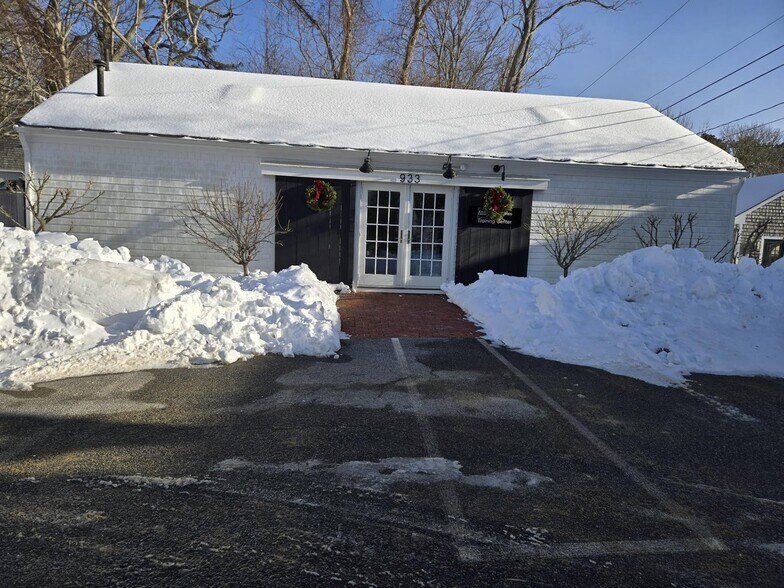 More Photos Of 927-935 MA-6A, Yarmouth Port Office For Sale