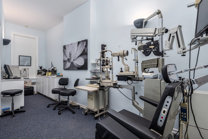 More Photos Of 5918 69th Ave, Ridgewood Office Residential For Lease