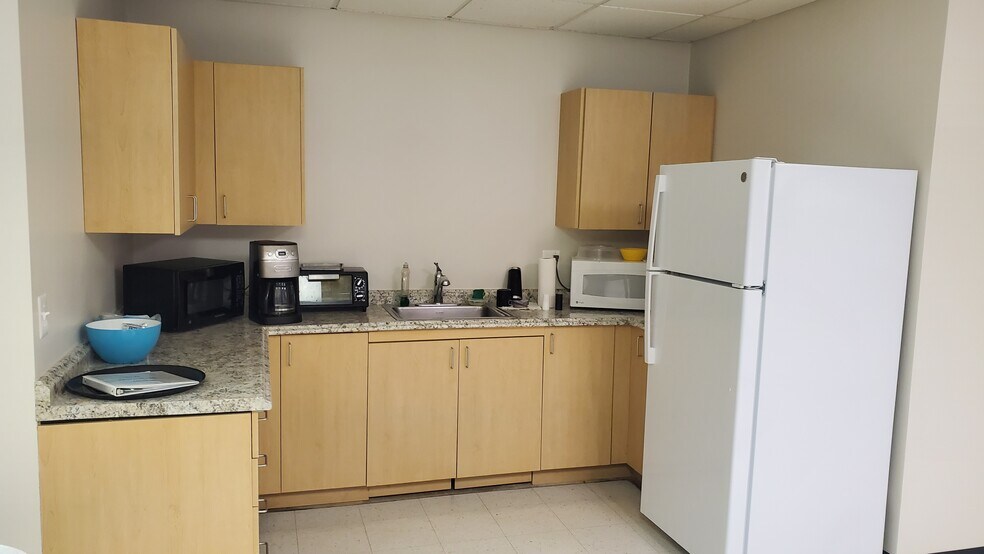 More Photos Of 555 Hospital Dr, Warrenton Office For Sale