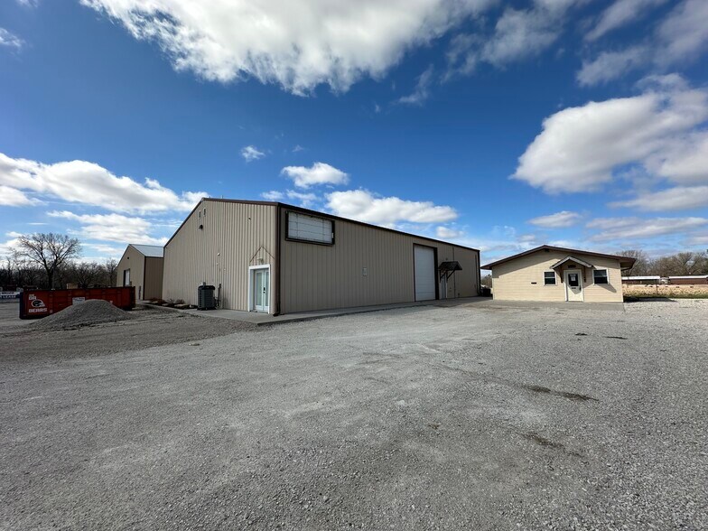 More Photos Of 111 Walnut Ln, Colona Warehouse For Lease
