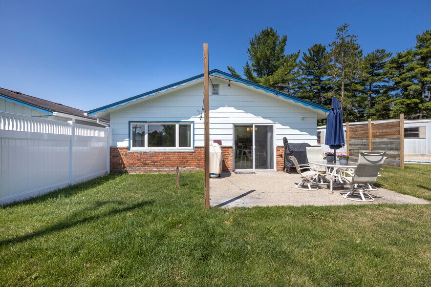 More Photos Of 6100 M-68 Hwy, Indian River Hotel For Sale