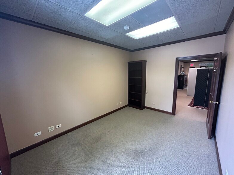 More Photos Of 564 S Washington St, Naperville Office For Lease
