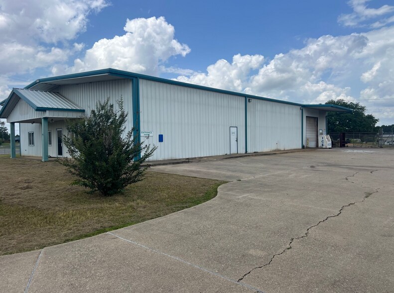 More Photos Of 240 Corporate Dr, Sibley Distribution For Sale