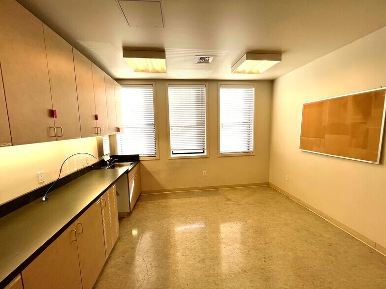 More Photos Of 1809 Irving St, San Francisco Bank For Lease