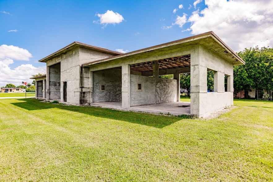 More Photos Of 555 NW 16th St, Belle Glade Light Distribution For Sale