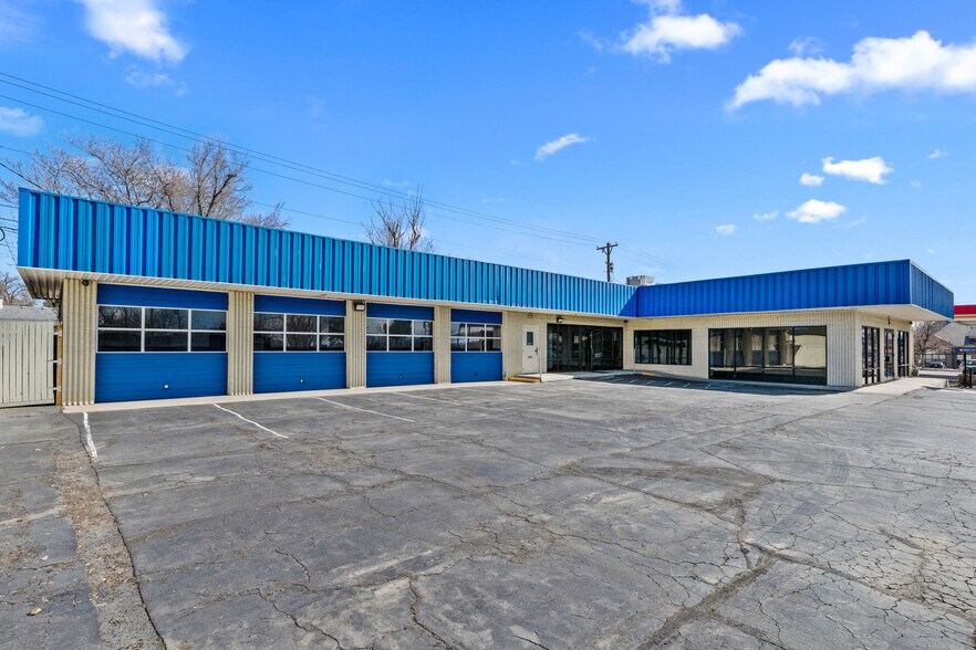 More Photos Of 4550 S Broadway, Englewood Showroom For Sale