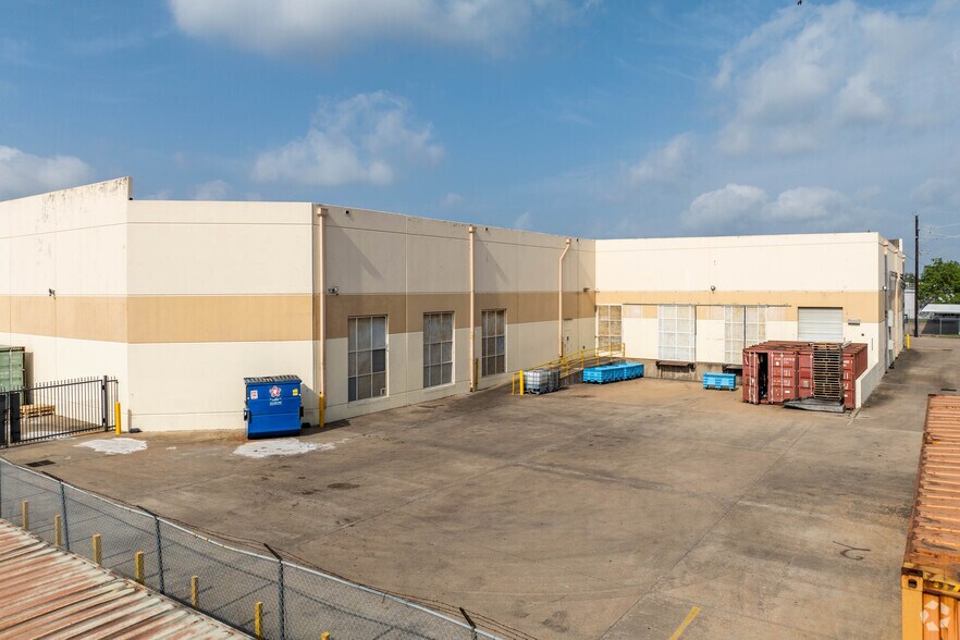 More Photos Of 10660 Fallstone Rd, Houston Manufacturing For Sale