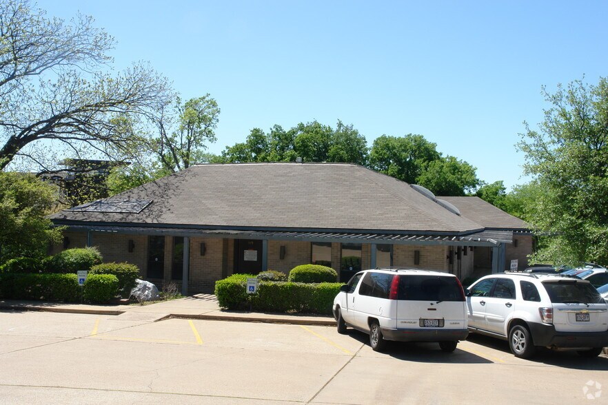 More Photos Of 319-321 Bonnie Brae St, Denton Medical For Lease