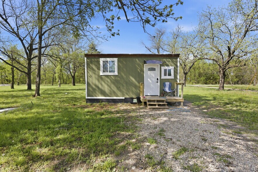 More Photos Of 74 2nd St, Moran Trailer Camper Park For Sale