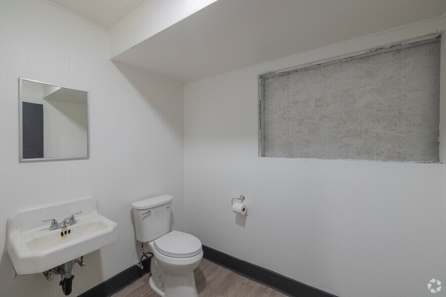 More Photos Of 1680 14th St, Oakland Warehouse For Sale