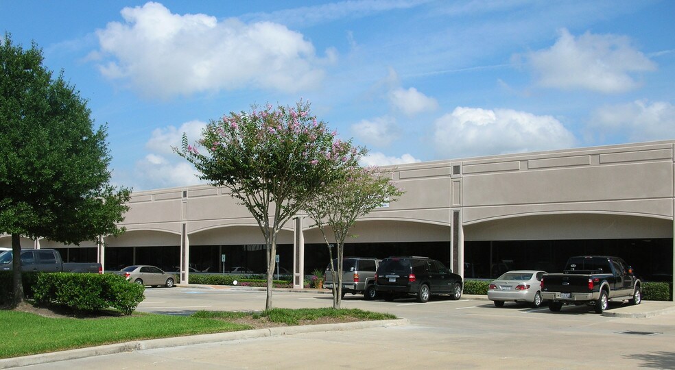 More Photos Of 16670-16700 Park Row, Houston Light Distribution For Lease