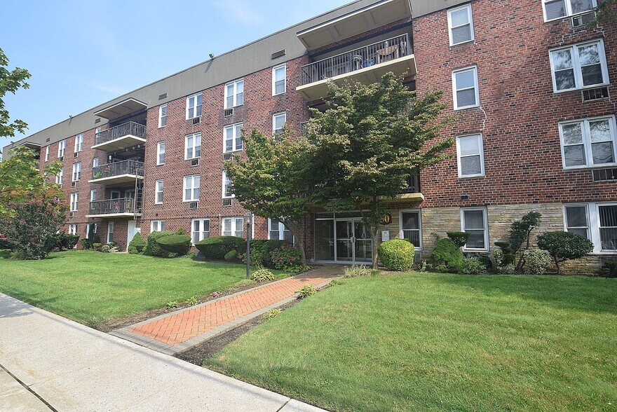 More Photos Of 50 Hempstead Ave, Lynbrook Medical For Sale