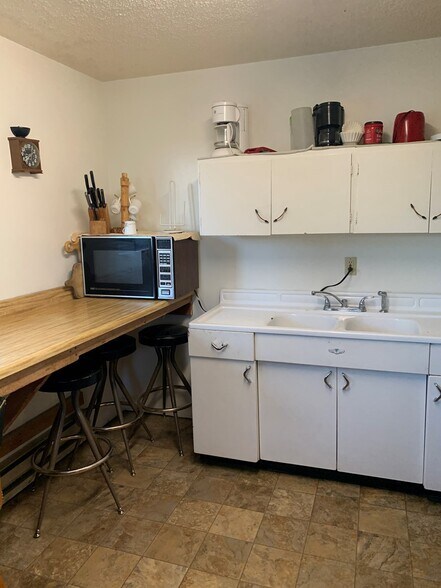 More Photos Of 62271 CA-299, Cedarville Hotel For Sale